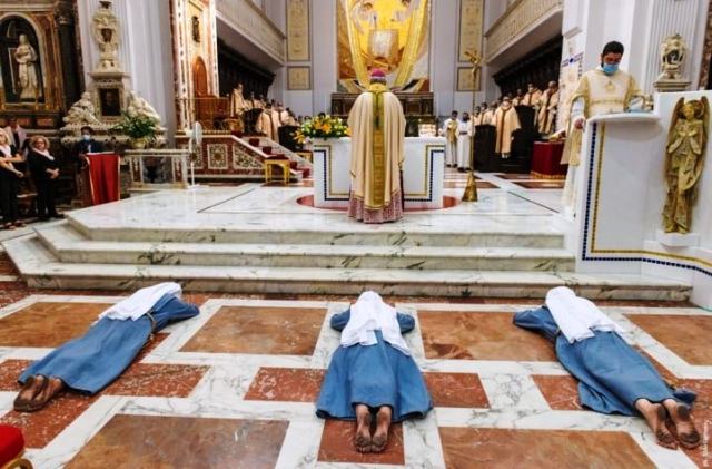 Cattedrale: consacrate a Dio le tre giovani “Sorelle Minori” al servizio degli "ultimi"